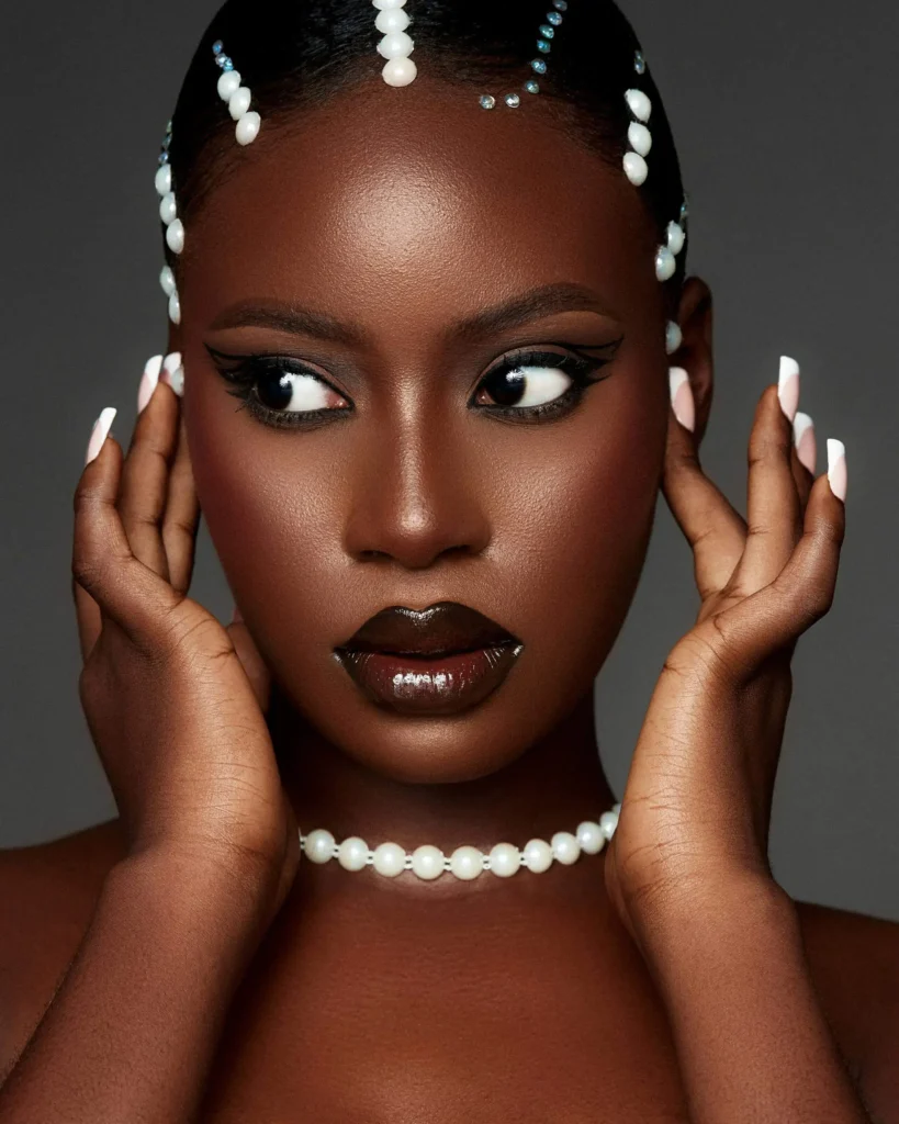 Femme noire maquillée avec des coloris qui lui vont bien